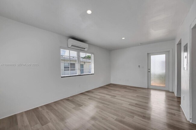 Foto del edificio - 570 NE 68th St