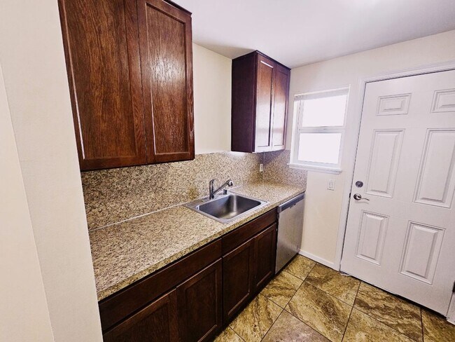 Building Photo - Harvey Development Duplex