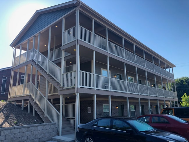 Building Photo - 1604 Spring Valley Dr