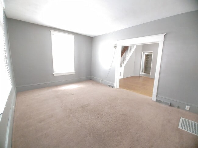 Building Photo - 2 Bedroom House with Fenced in Yard!