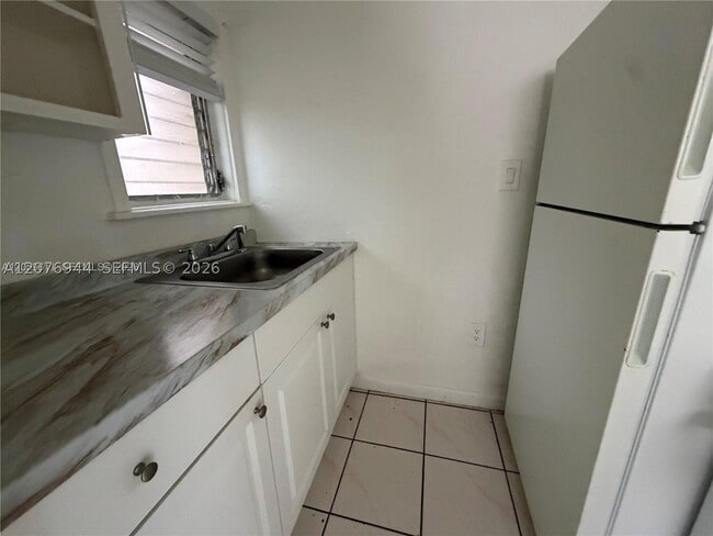 Building Photo - 2430 SW 25th St