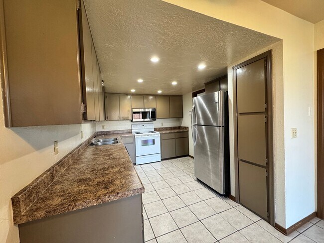 Building Photo - NW 7th Duplex