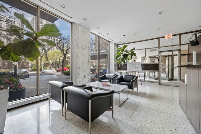 Foto del edificio - 1360 N Sandburg Terrace