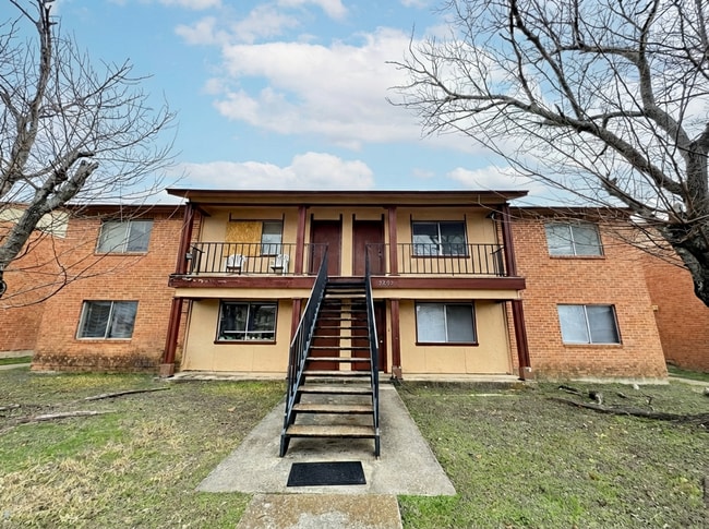 Building Photo - 2202 Hunt Dr