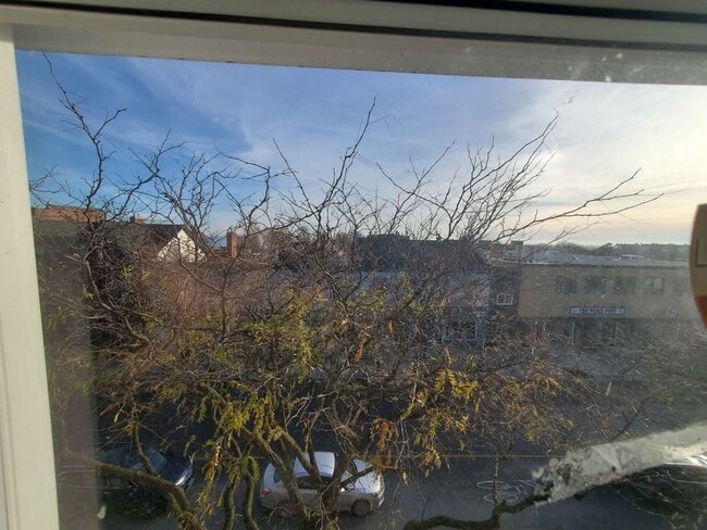 Building Photo - Two-Storey, Loft-Style Apartment (2 Bed, 1 Bath)