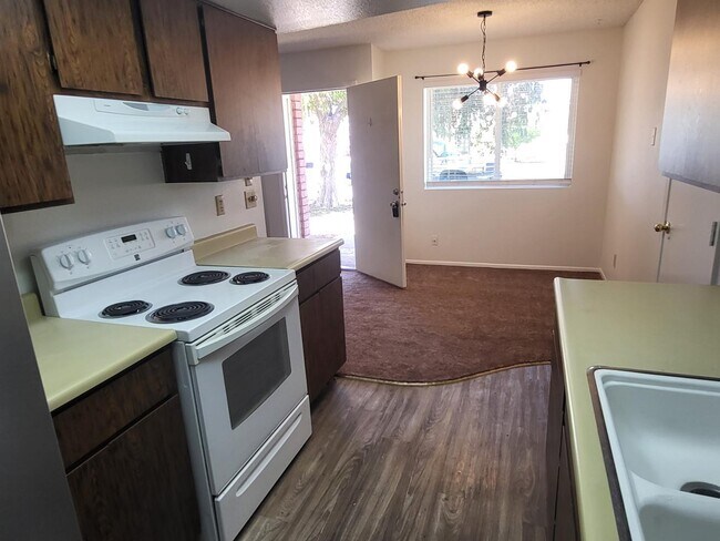 Building Photo - 9609 W Cinnabar Ave