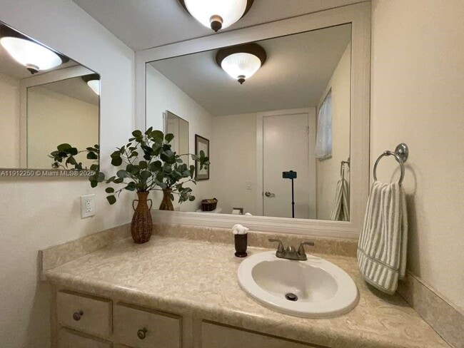 Foto del edificio - 2950 N Palm Aire Dr