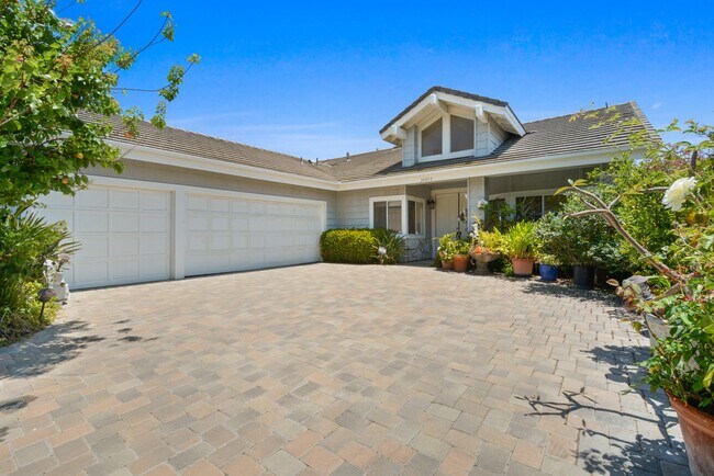 Building Photo - Stunning 4 Bed | 3.5 Bath Home Office and ...