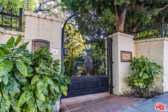 Foto del edificio - 7040 Hillside Ave