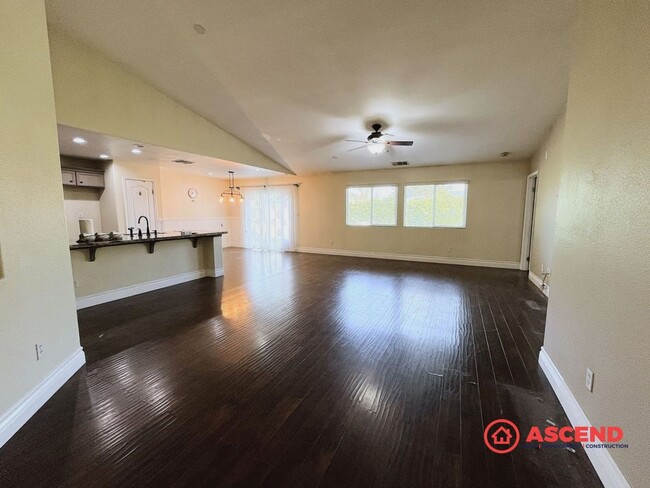 Building Photo - Beautiful NW Bakersfield Home | Cul-de-Sac Living + Solar