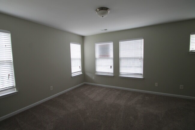 Foto del edificio - Exclusively Offered by Muse Realty, LLC