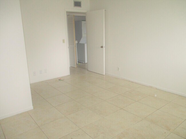 Building Photo - 1823 Fairview Villas Dr