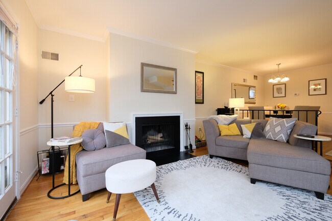 Foto del edificio - 4450 MacArthur Blvd NW