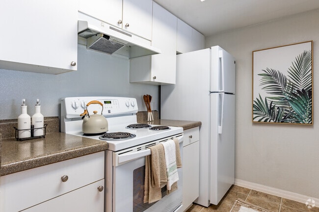 1BR, 1BA - 684SF - Kitchen - Bristol Lakes Apartments