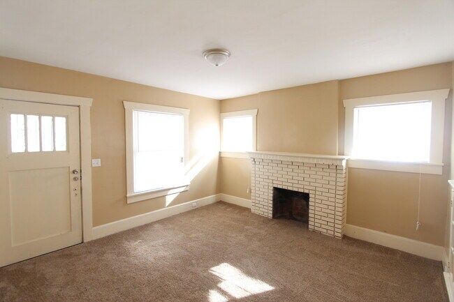 Building Photo - New On The Market! Fresh New Updates!! Bet...