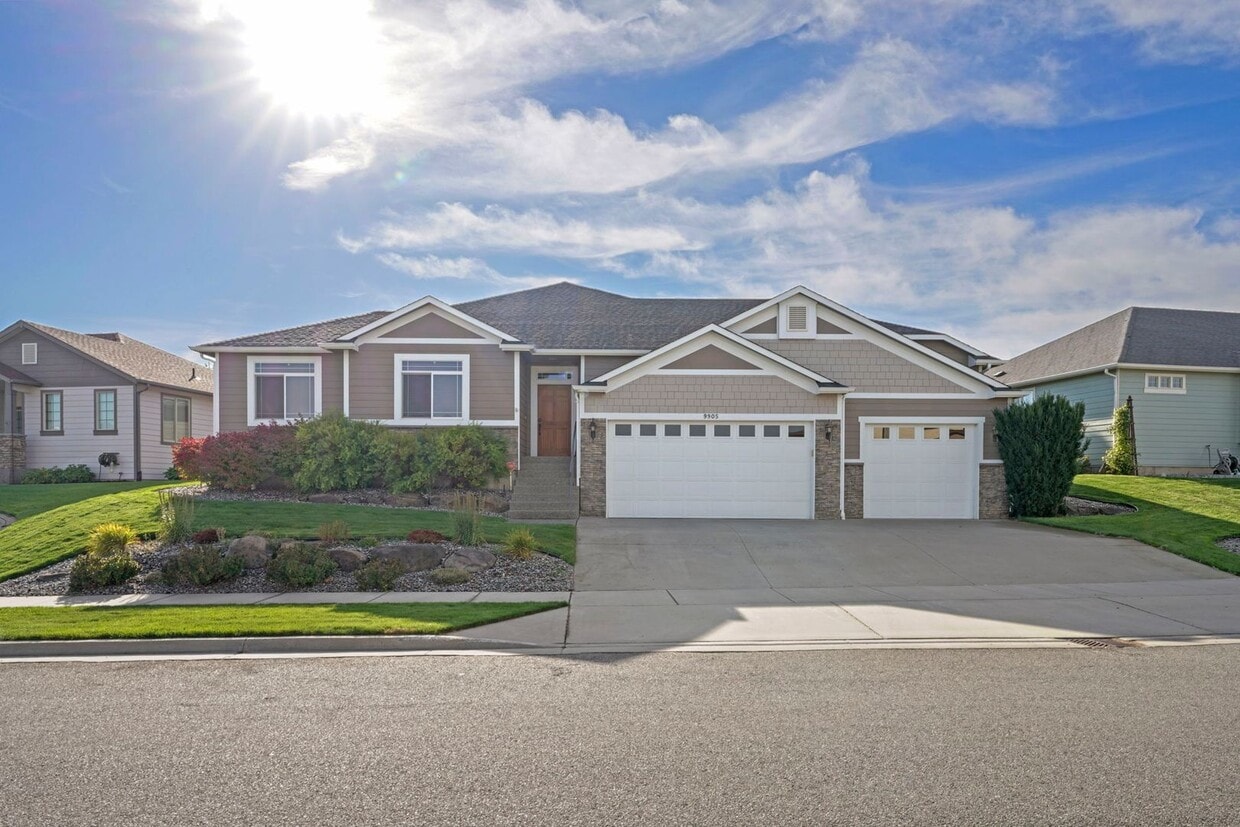 Primary Photo - Beautiful 3 bedroom 2 bath Home On The Pla...
