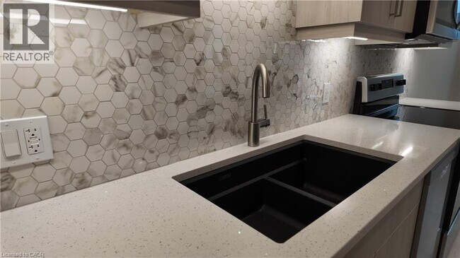 Building Photo - 525 Erinbrook Dr