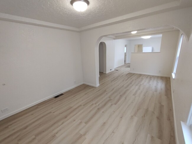 Building Photo - Newly Remodeled 2 Bedroom 1 Bath House