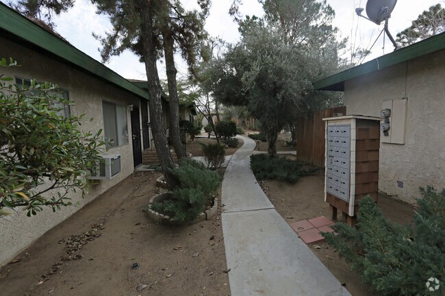 Foto del edificio - Pines Apartments