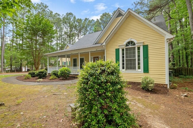 Building Photo - *Charming Farmhouse Style Retreat in Youngsville*