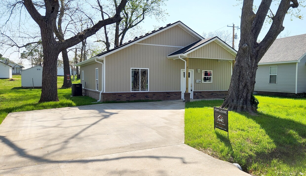 Primary Photo - 728 S Griffith Ave