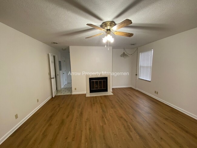 Photo - 2 Bedroom / 2.5 Bathroom / Amenities Include Pool & Tennis Courts / Assigned Parking / Minutes to... House