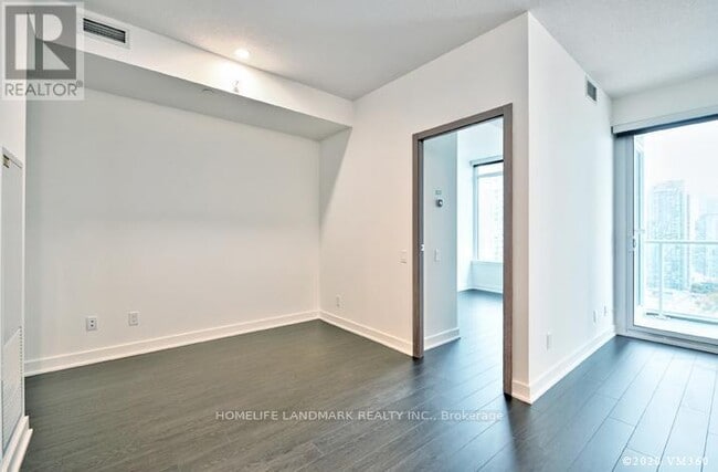 Building Photo - 19 Bathurst St