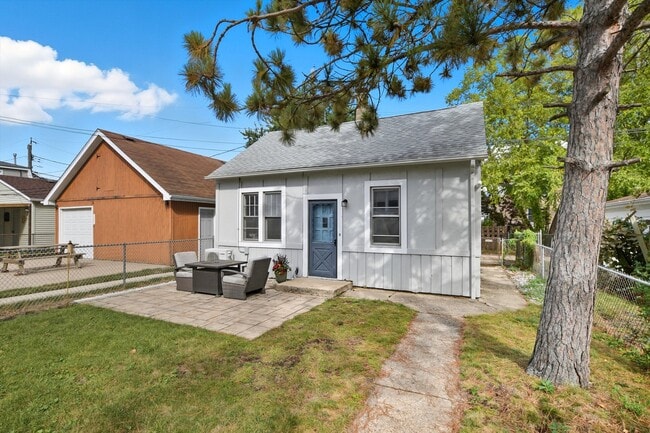 Building Photo - 7416 W Palatine Ave