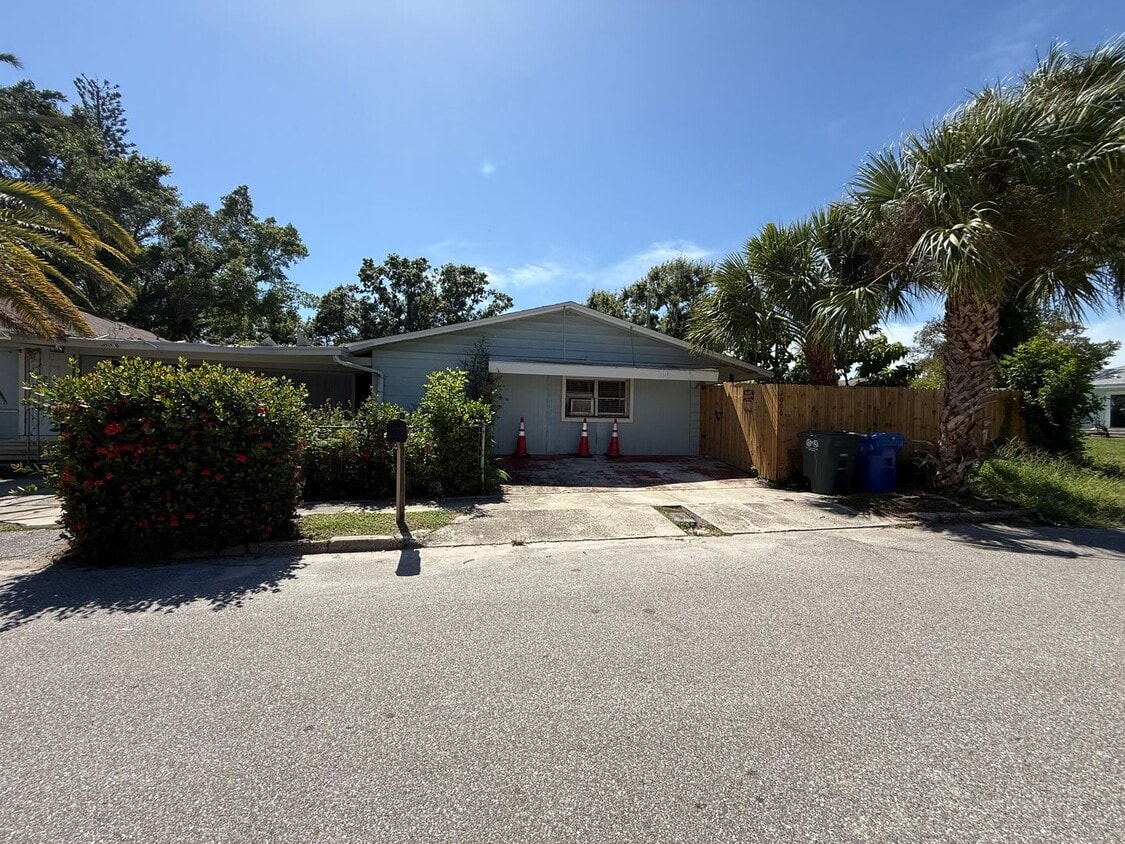 Foto principal - 702 21st Ave W
