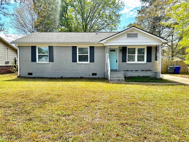 Building Photo - Gorgeous 3 Bed 1 Bath Renovated Brick Home...