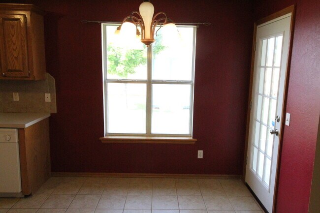 Building Photo - 620 Eastview Dr