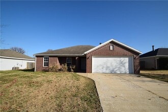 Building Photo - 903 SW Sandrock Rd