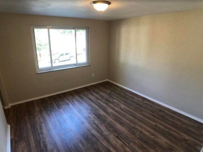 Building Photo - 640 Hillside Dr