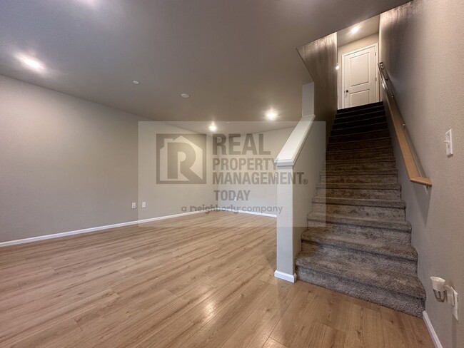 Building Photo - Spacious 2 Bedroom Condo in Puyallup!