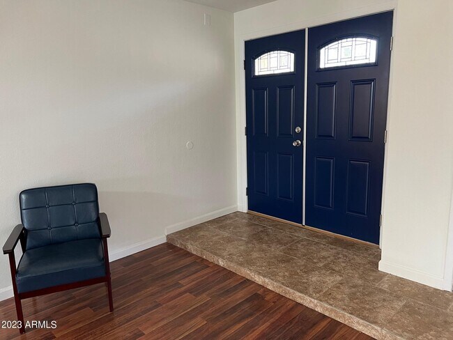 Foto del edificio - 8615 W Lawrence Ln