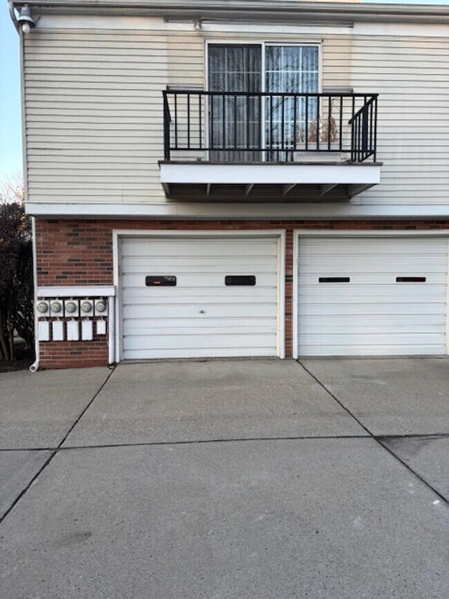 Foto del edificio - Beautiful 2 bedroom upper condo with 1 car garage, Harrison Township