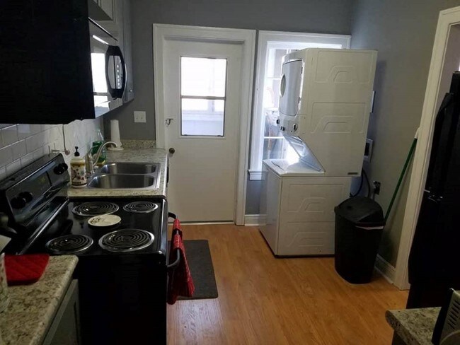 Lavadora/secadora apilable en cada unidad - 1420 N Bronough St