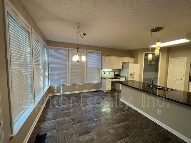 Building Photo - 2312 Colony Woods Dr