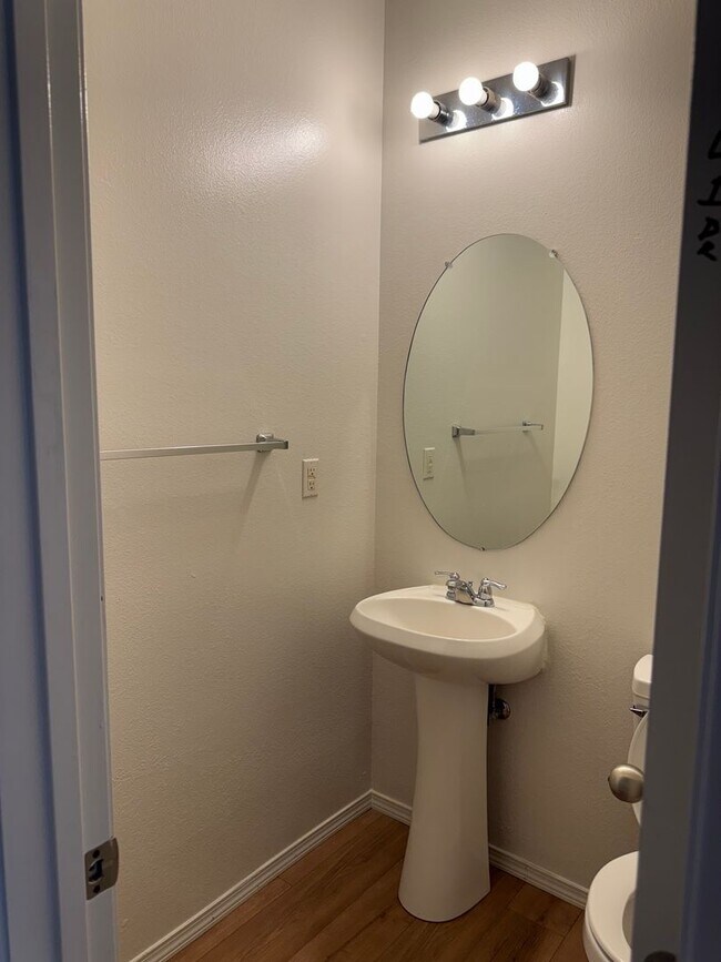 Foto del edificio - Move in special!!! Half off your first month's rent. Three Bedroom Townhome