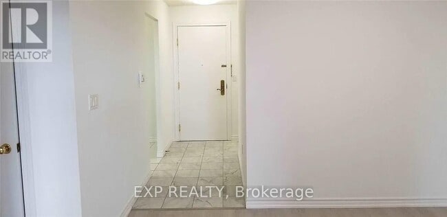 Building Photo - 18 Sommerset Way