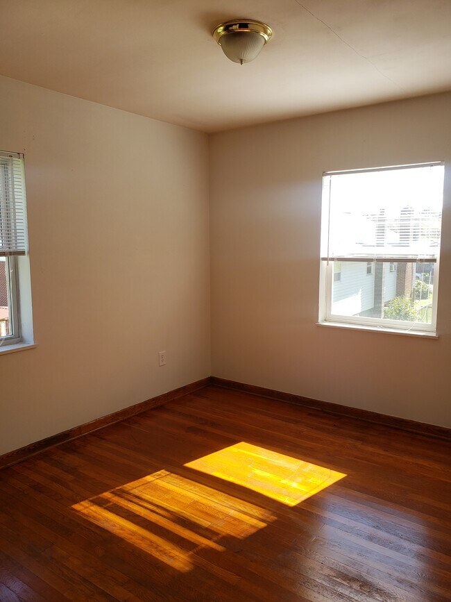 Building Photo - 254 Elm St