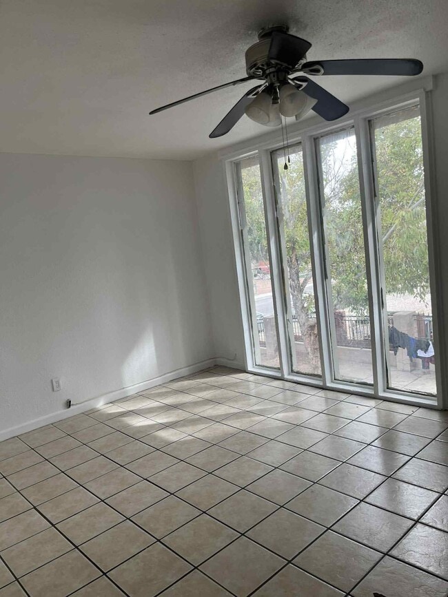 Building Photo - 3371 Brussels St