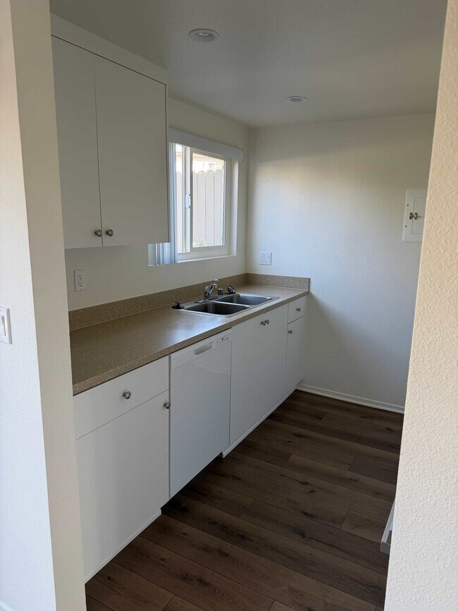 Foto del edificio - 7861 Clay Avenue