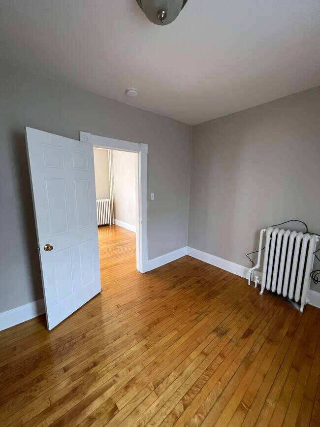 5802 20th Ave Unit Lower, Kenosha, WI 53140 Apartments in Kenosha, WI