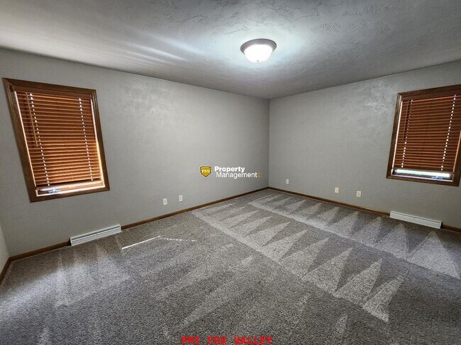 Foto del edificio - Large Side by Side Townhouse Greenville