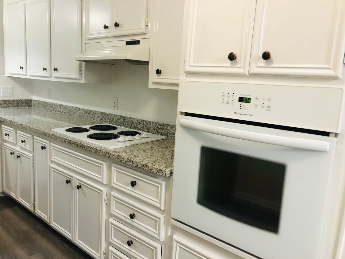 4414 Calle 62. Cocina con granito. Electrodomésticos nuevos. - 4414 62nd St