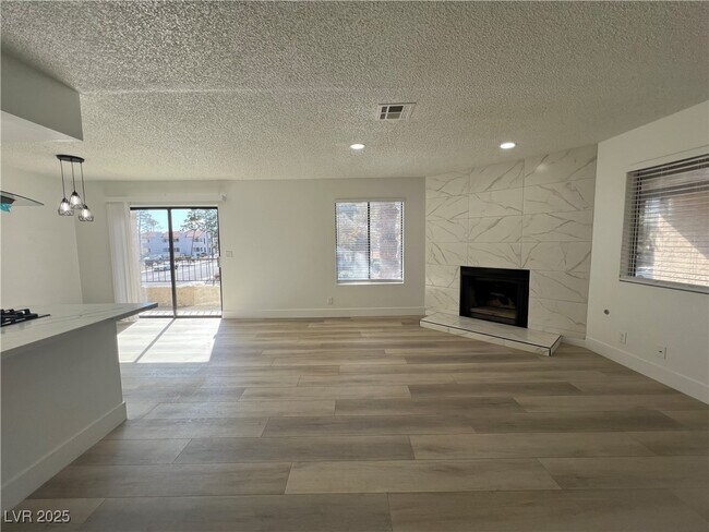 Foto del edificio - 1498 Tamareno Cir