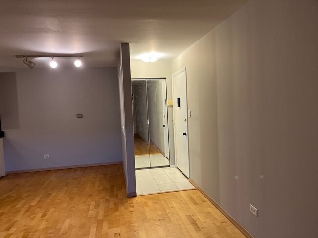 Foto del edificio - 875 Tree Ln