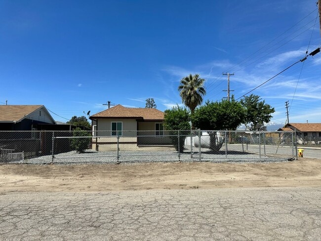 Updated Corner Lot Home – 2bd/2ba - Updated Corner Lot Home – 2bd/2ba