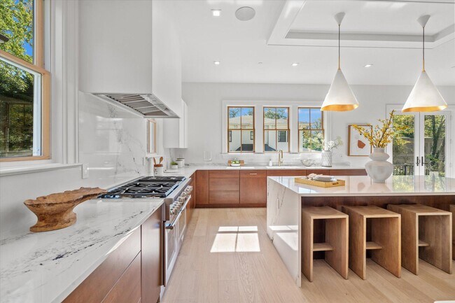 Foto del edificio - 5022 Cathedral Ave NW